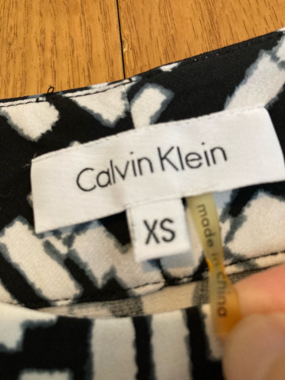 Calvin Klein Black and White Geometric Sleeveless Tank Camisole - size XS - Picture 2 of 8